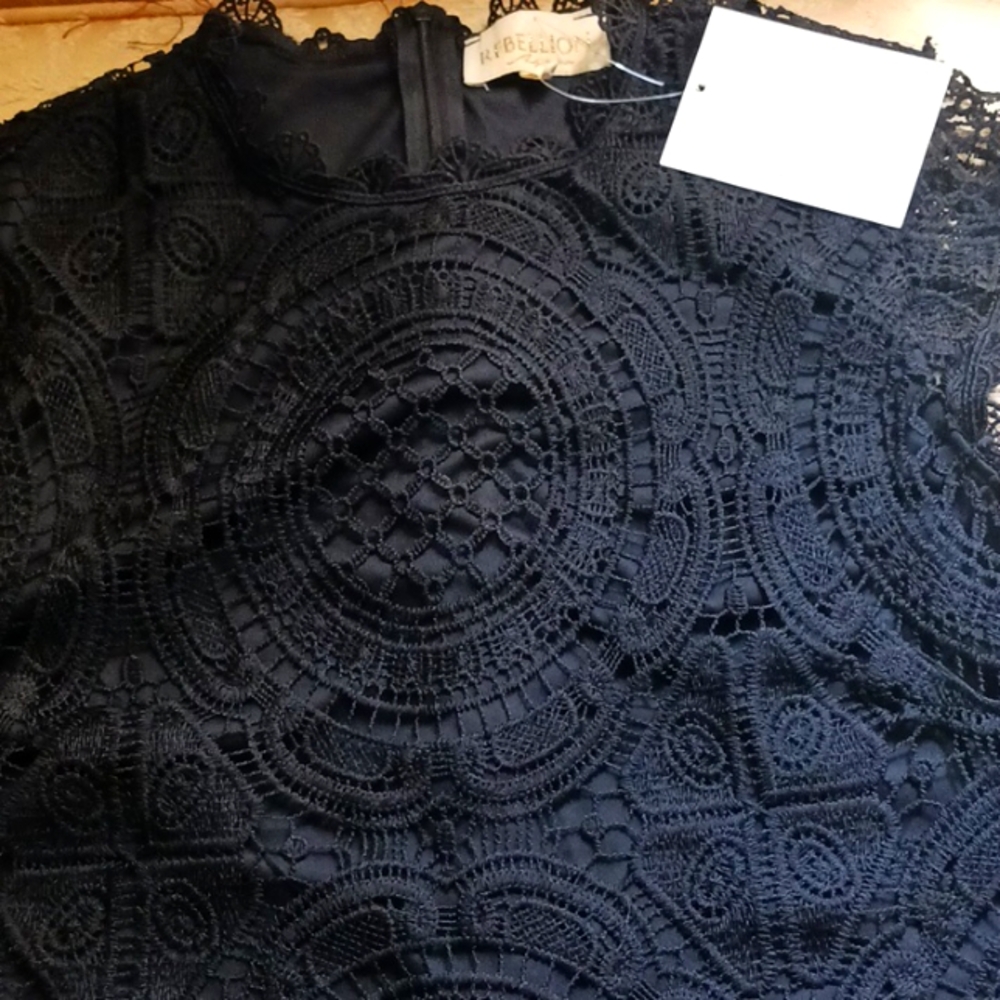Ladies sleeveless black blouse with zipper in the back and is also lined